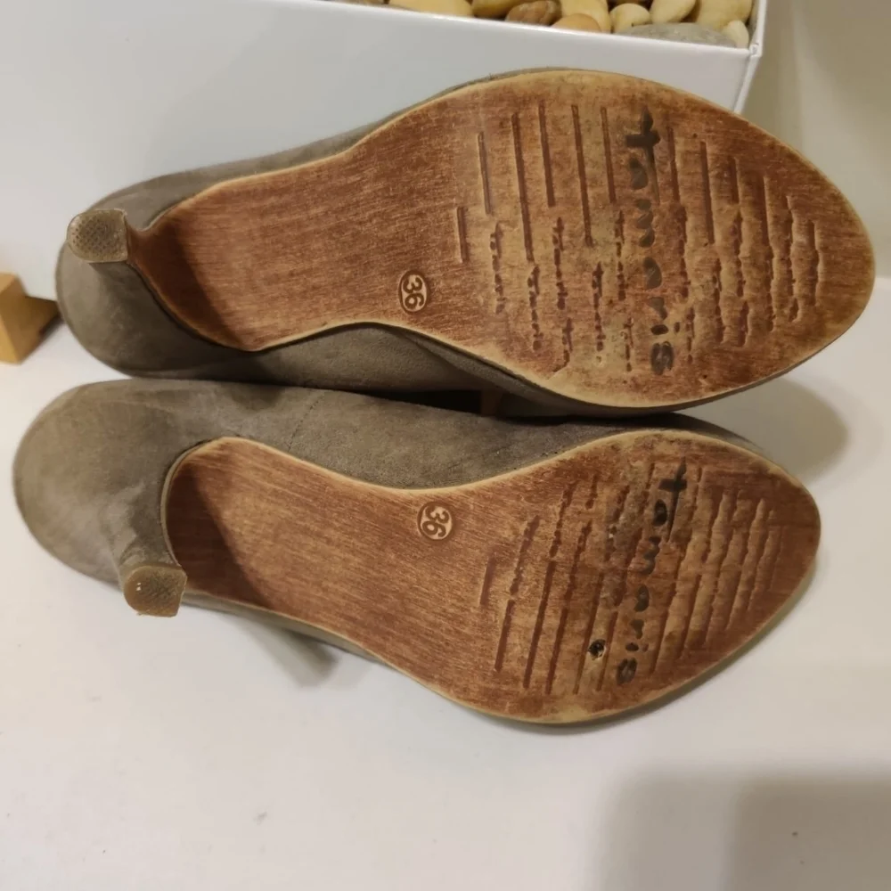 TAMARIS Wortmann KG Suede Nude Platform Pumps Taupe‎ SZ 36 EU Round Toe Slip On